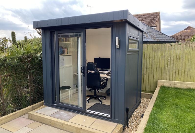 Compact garden office in Sussex