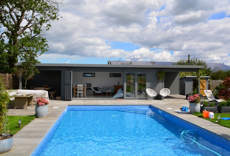 Ultimate Poolside Garden Room, Self contained room with Elfin kitchen, shower, toilet & outside dining area Kent