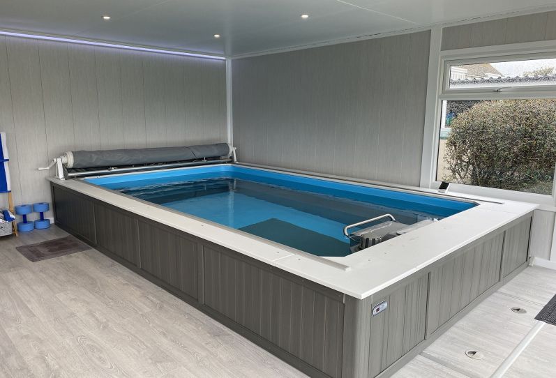 Tri-sliding endless pool room with lounge and bar areas ref 5838