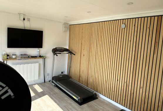 Jay and Kite studio, gym with rear feature wall ref 6275 West Sussex