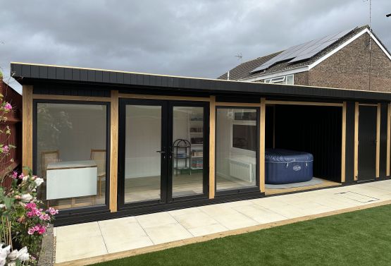 Garden room with canopy and hot tub 6415